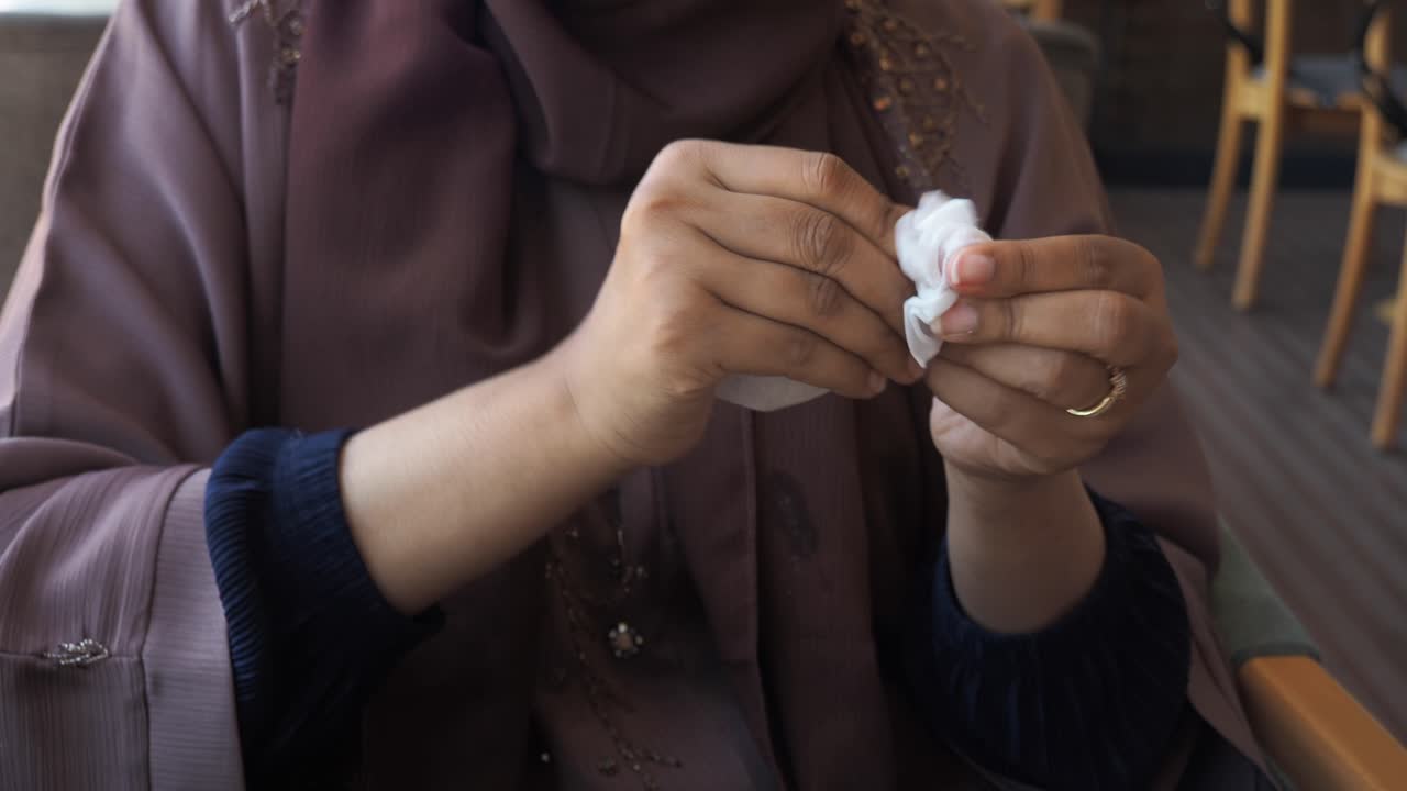 조직을 사용하는 여성