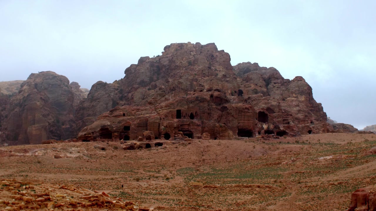 Paesaggio montuoso roccioso di arenaria rossa vicino all'antico sito archeologico di Petra. Natura selvaggia patrimonio dell'umanità, formazioni geologiche uniche e canyon storico di riferimento in Giordania