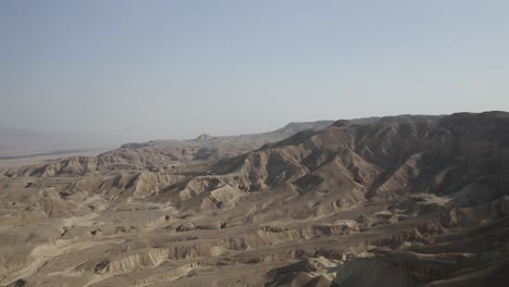 toma aérea amplia de las montañas del desierto del mar muerto, día de cielo despejado, toma de drones
