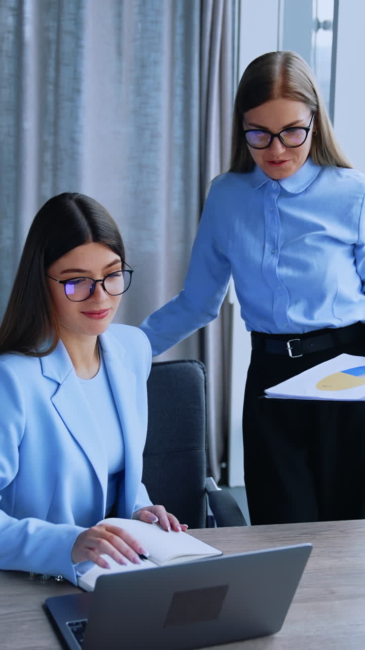mujeres de negocios en la reunión