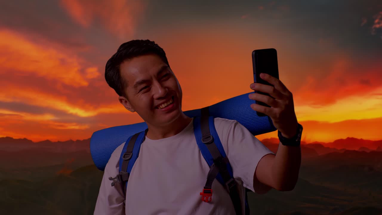 viajero feliz tomando una selfie al amanecer o al atardecer en las montañas