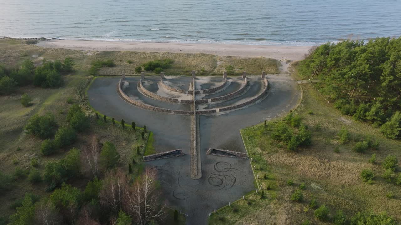 вид с воздуха на мемориал жертвам холокоста в окрестностях лиепаи, день, широкая съемка с беспилотника, движущийся вперед