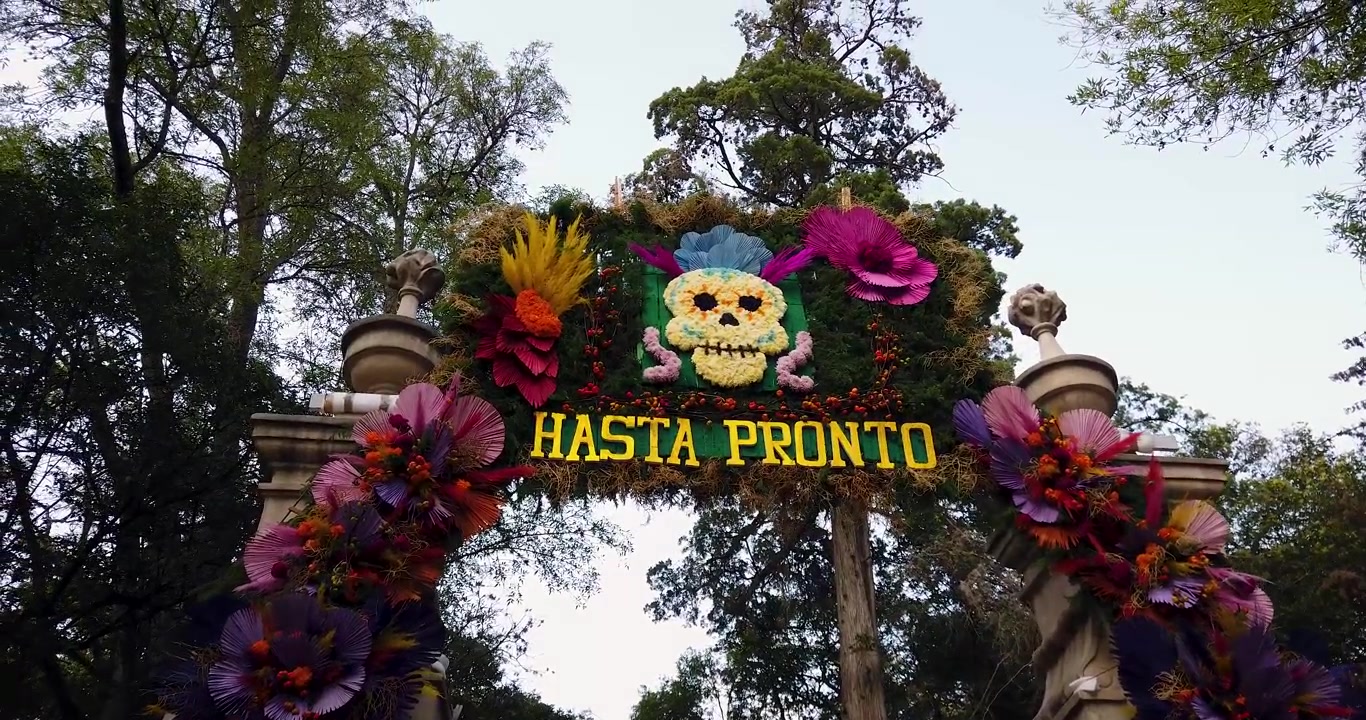 Ripresa dall'alto e dettaglio ravvicinato del cartello posto in cima all'arco floreale che segna l'uscita dell'offerta monumentale a Tepotzotlán, Messico.