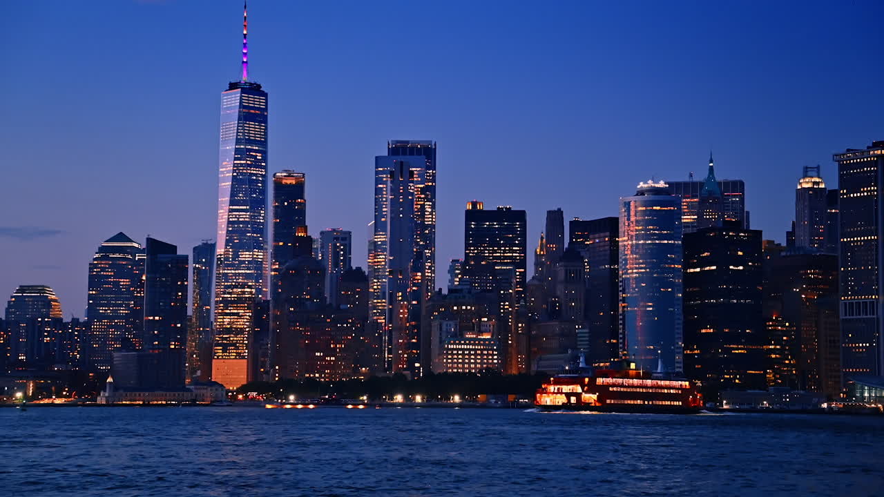 Krydstogtskib sejler langs East Rivers vandlandskab. Smuk blændende skyline af New York i skumringen i baggrunden