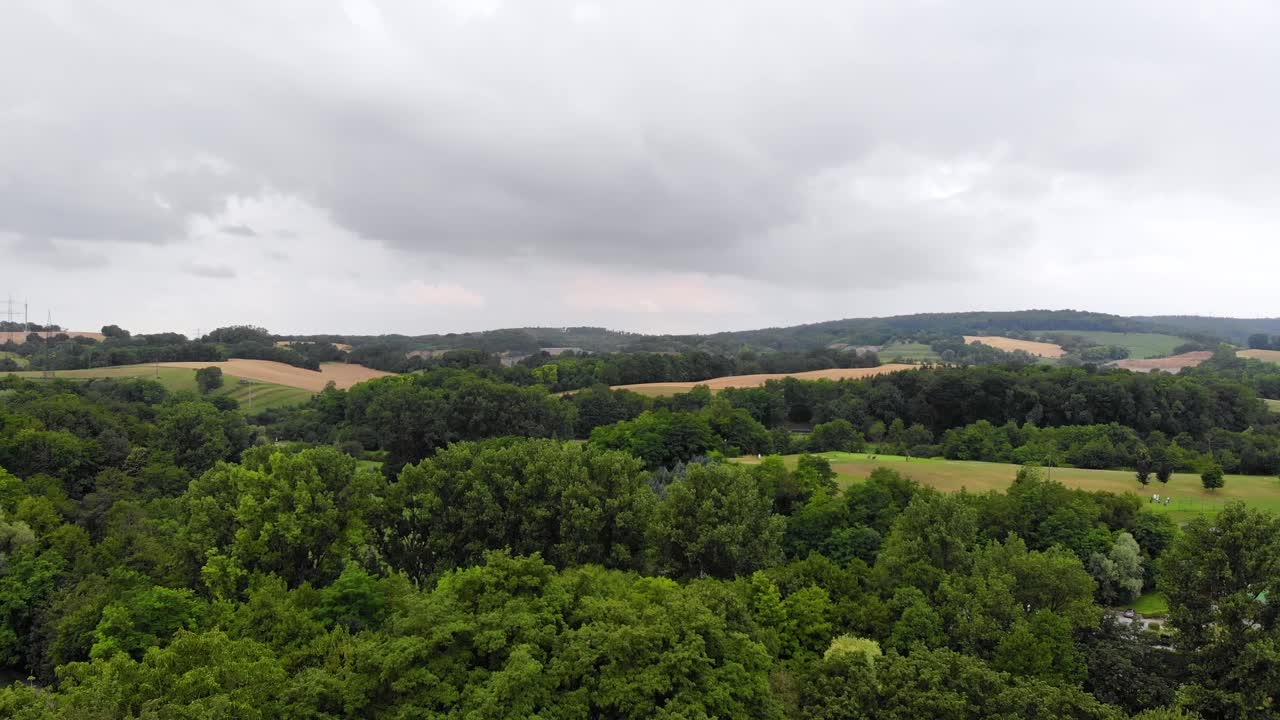 vuelo aéreo hacia adelante desde el bosque a través del campo de golf, alemania