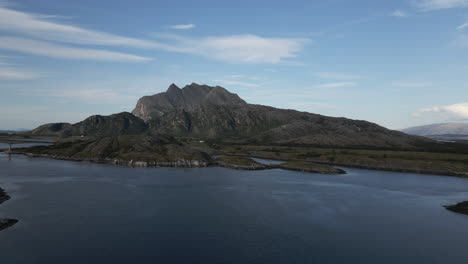 Magnífica-Vista-Del-Monte-Donnamannen-En-La-Isla-De-Donna-En-Helgeland,-Noruega