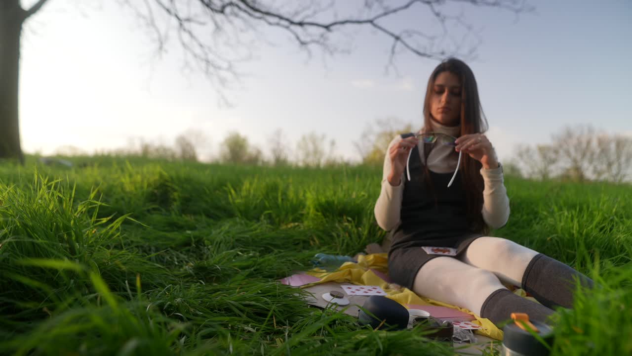 una mujer relajándose en un parque.