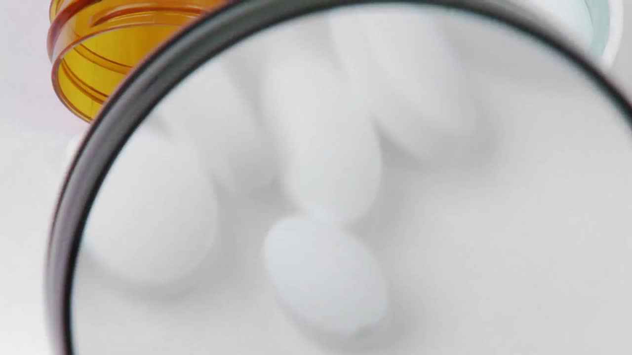 lupa que muestra las píldoras