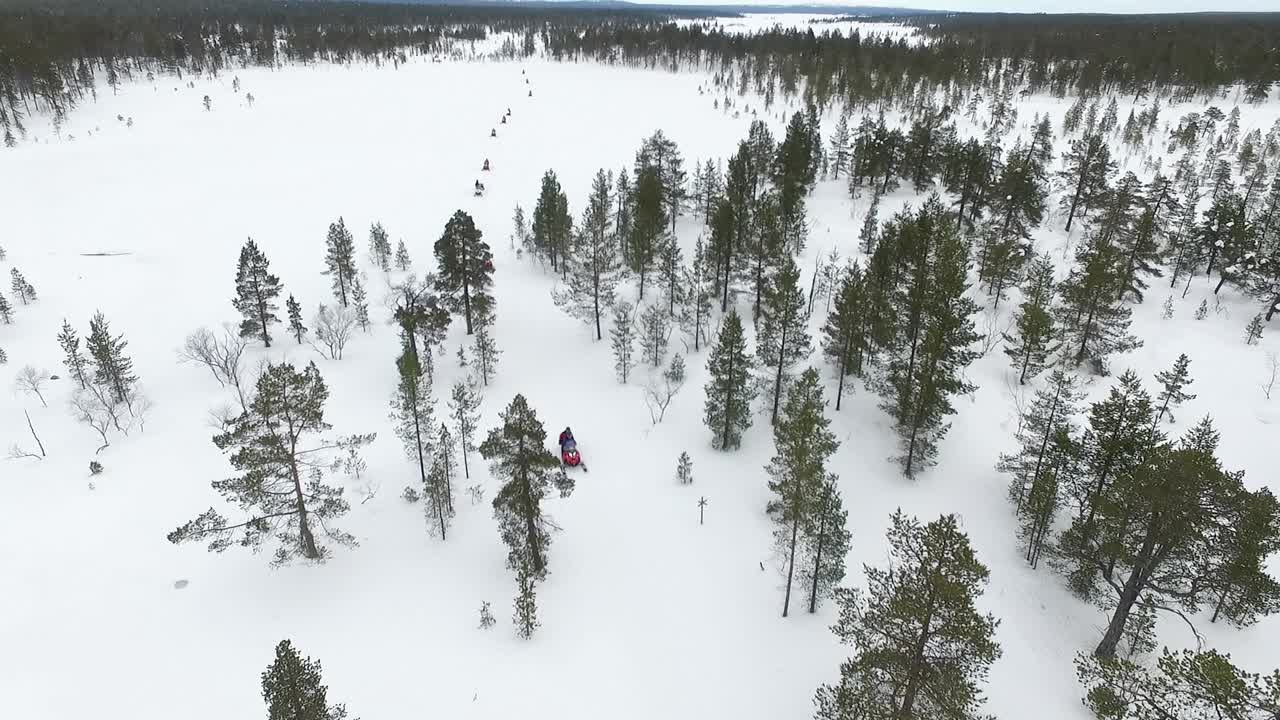 Paesaggio invernale con motoslitte