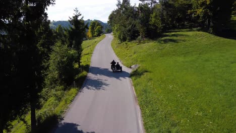 Toma-Aérea-De-Seguimiento-De-Motocicletas-Con-Sidecar-En