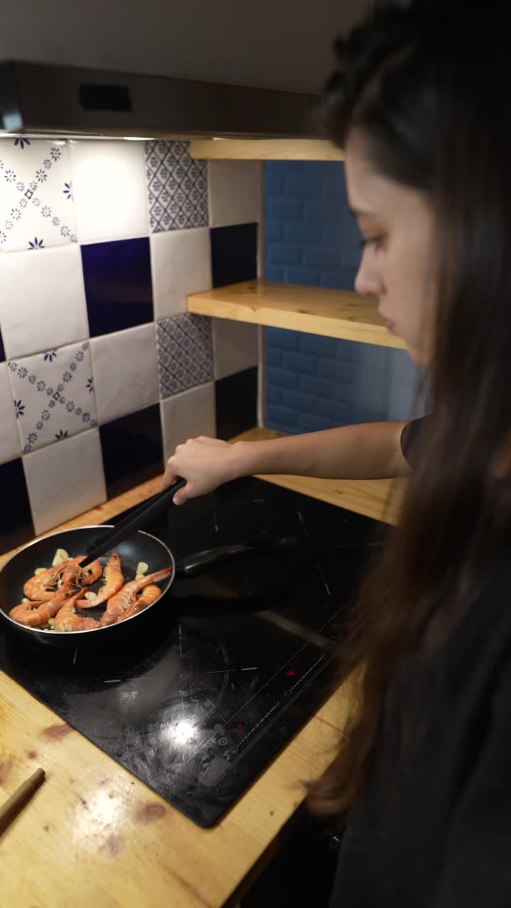 부 에서 새우 를 요리 하는 여자