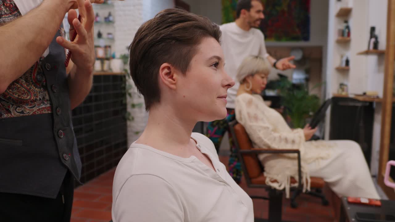 Frau lässt sich im Friseursalon die Haare schneiden