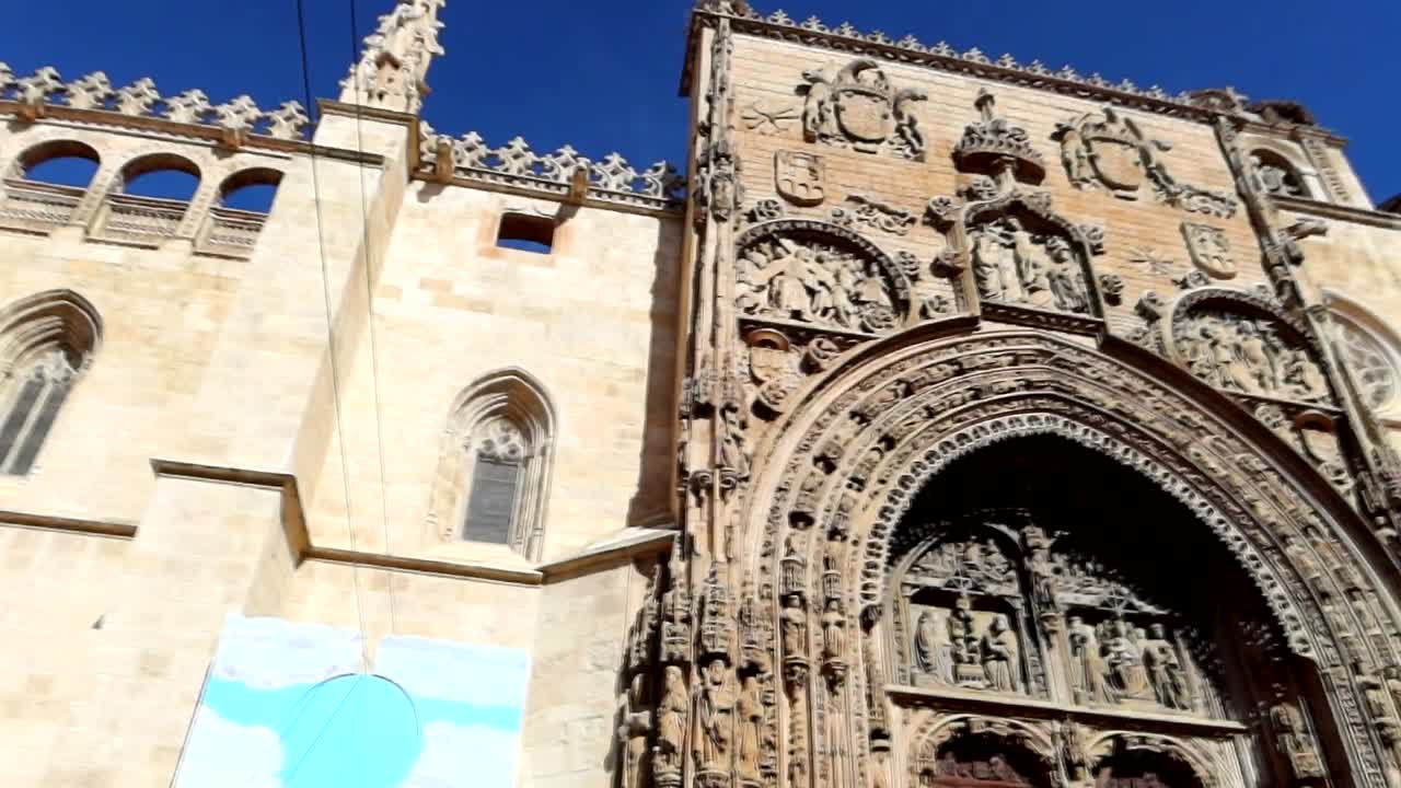 부르고스 아란다 데 두에로 에 있는 고 ⁇  양식 의 산타 마리아 라 레알 교회 입구 의 왼쪽  ⁇