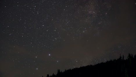 Estrellas-Brillantes-En-El-Cielo-Nocturno-Sobre-Las-Montañas