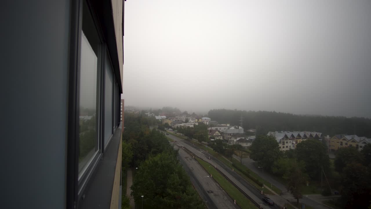 아파트 창문에서 도시 위로 안개