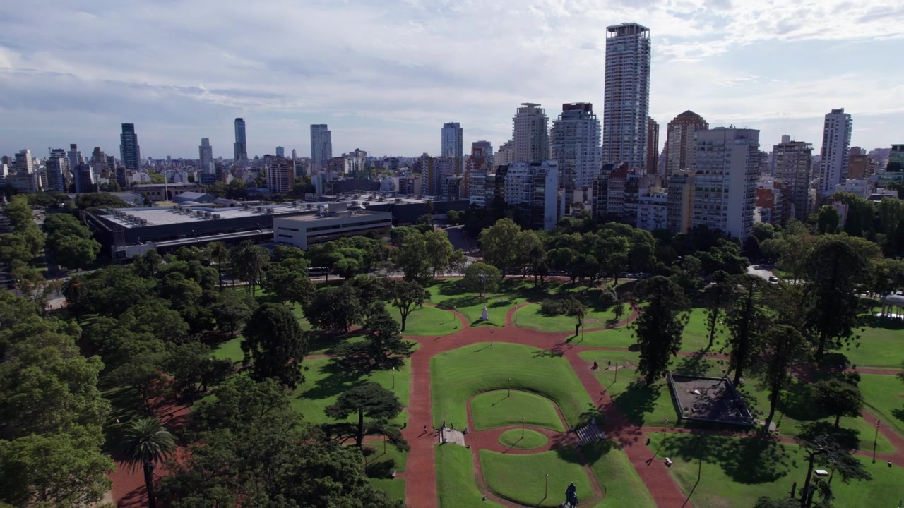 Plaza Intendente Seeber a Palermo, Buenos Aires, caratterizzata da una suggestiva statua equestre di Juan Manuel de Rosas, che unisce storia, cultura e spazi verdi