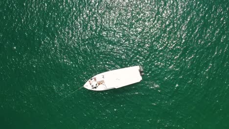 Spnning-Enthüllen-Drohnenaufnahme-Eines-Bootes-Auf-Türkisfarbenem-Wasser-Im-Golf-Von-Oman