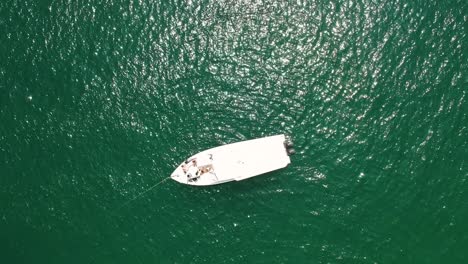 spnning revela disparo de dron de barco en aguas turquesas en el golfo de omán