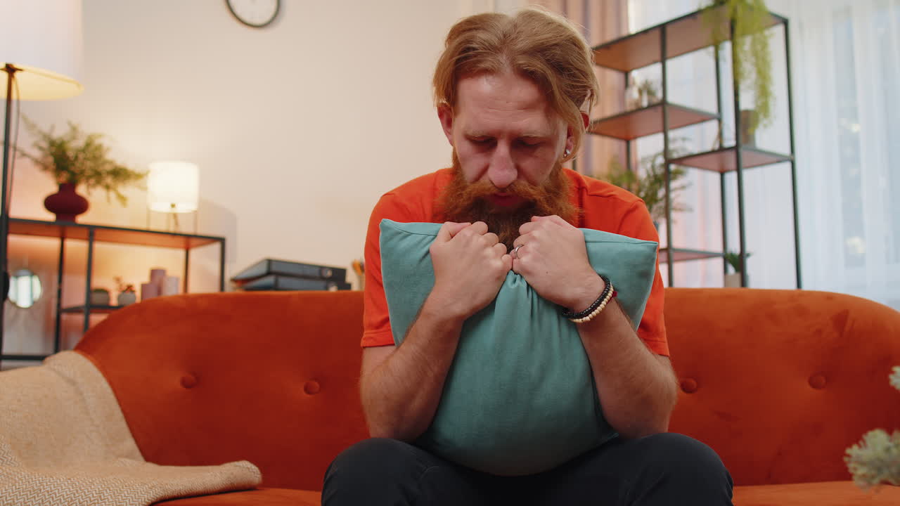 집에 있는 젊은 남자가 불공평한 상황으로 고통받고 있습니다. 문제, 헤어짐, 우울증, 기분이 나 ⁇ 고, 번아웃