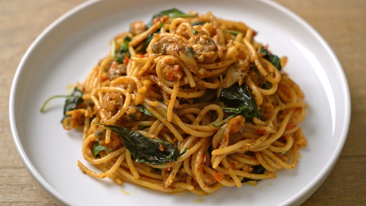 조개와 칠리 페이스트를 곁들인 볶음 스파게티 - 퓨전 음식 스타일