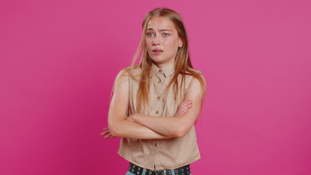 mujer joven triste pierde ser sorprendido por los resultados de la lotería, mala fortuna, pérdida, noticias de la fortuna desafortunada