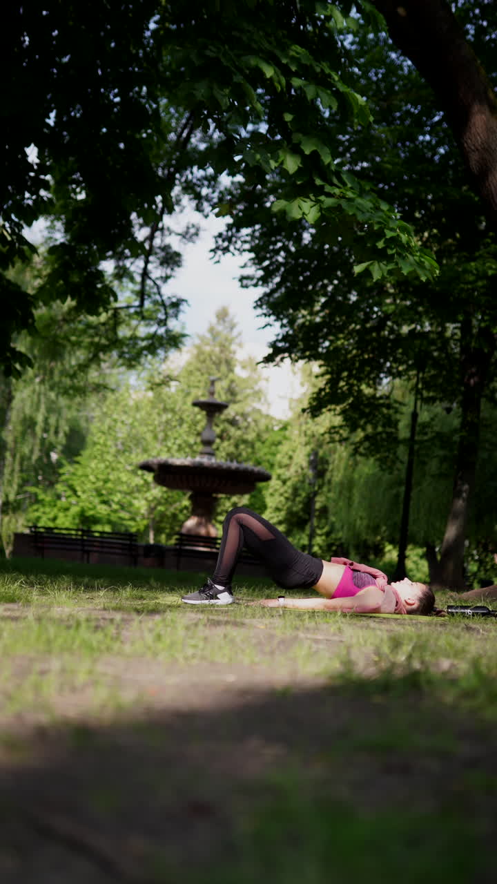 mujer haciendo ejercicio en un parque