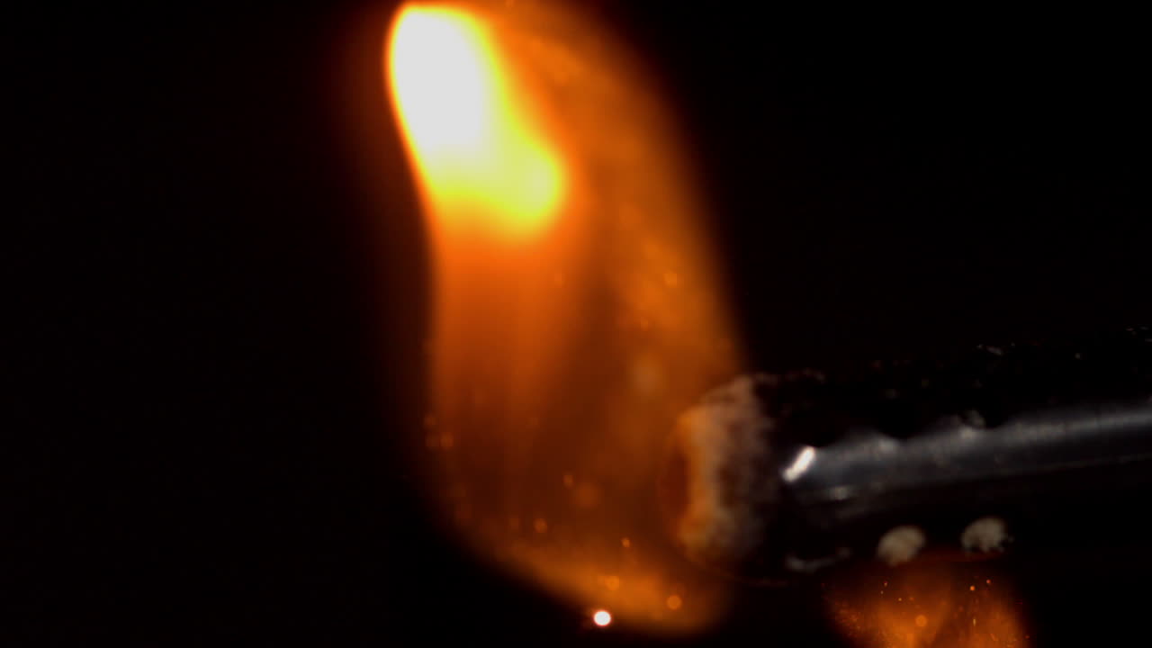 검은 바탕에 불꽃이 불고 있습니다.