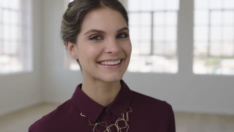 Retrato-De-Una-Mujer-Joven-Sonriendo-Confiada-Ante-La-Cámara-Usando-Una-Blusa-Elegante-Mujer-Caucásica-Independiente-En-El-Fondo-Del-Apartamento