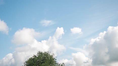 Timelapse-De-Nubes-De-Trueno-Formándose-Contra-Un-Cielo-Azul