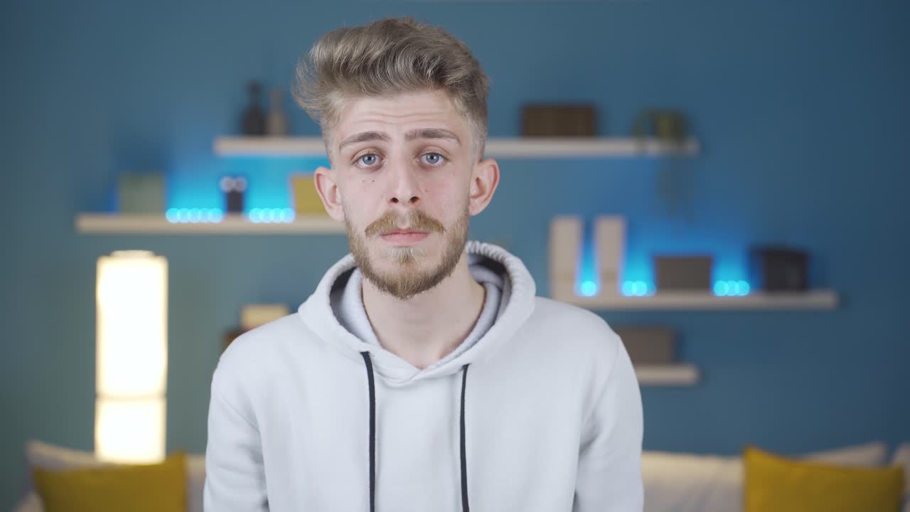 호기심 많은 젊은이가  ⁇  놀랐습니다.