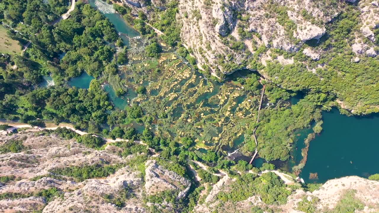 vista aérea superior sobre el río krka en verano