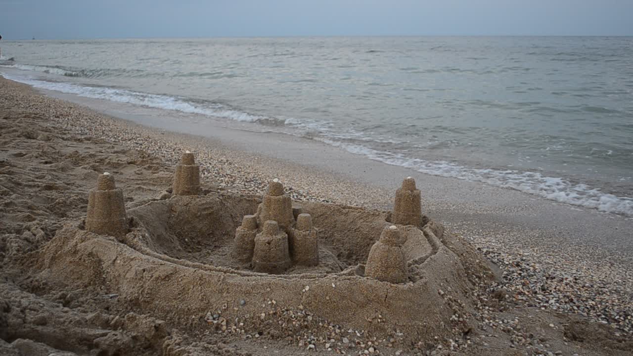 Fortaleza de areia na praia. Filmagem no verão.