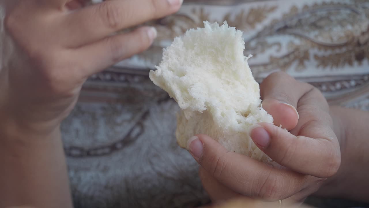 persona que come pan