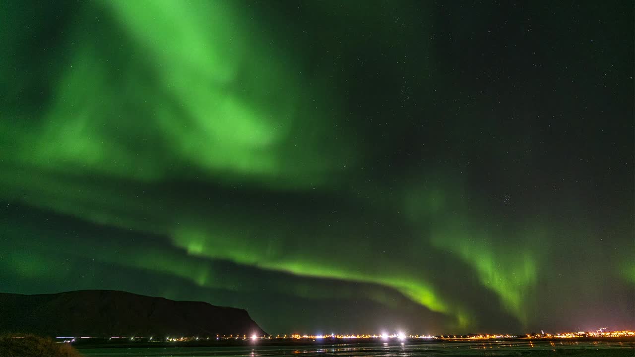 un video de lapso de tiempo de la aurora boreal cerca de selfoss en el sur de islandia a fines de octubre de 2019
