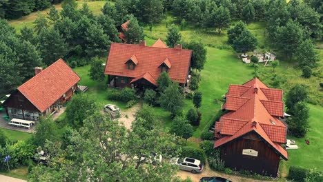 vista aérea de una casa de huéspedes de masuria