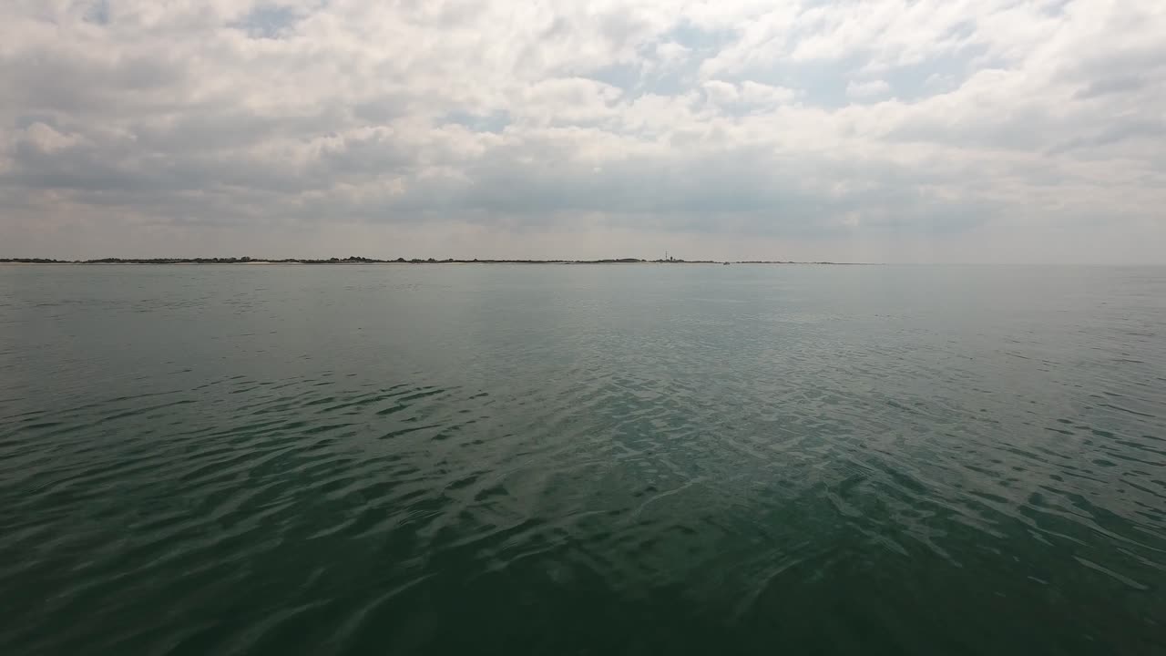 프랑스 남부의 지중해 상공을 날아다니는 드론의 공중 촬영.