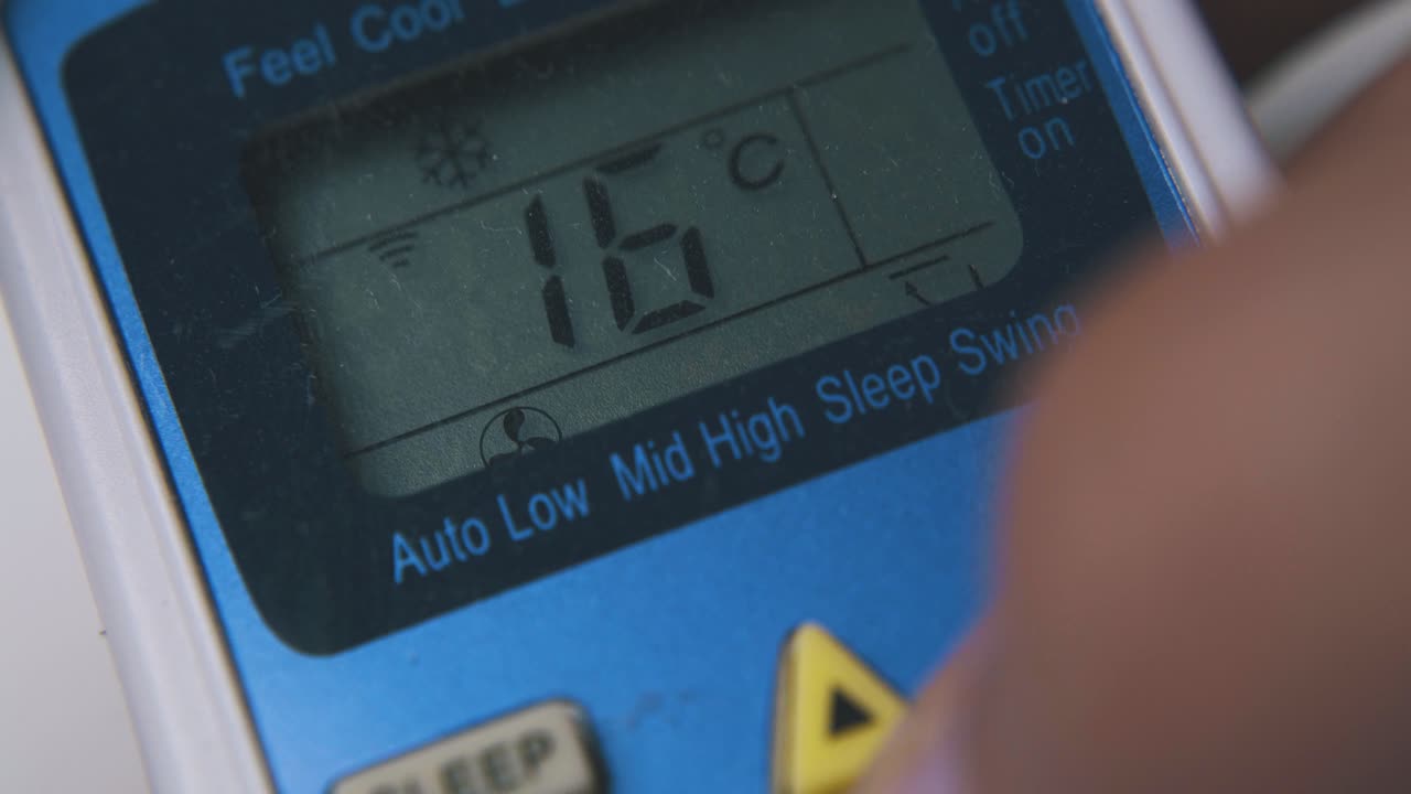 사람 은 에어컨 을 원격 제어 하여 온도 를 낮춘다