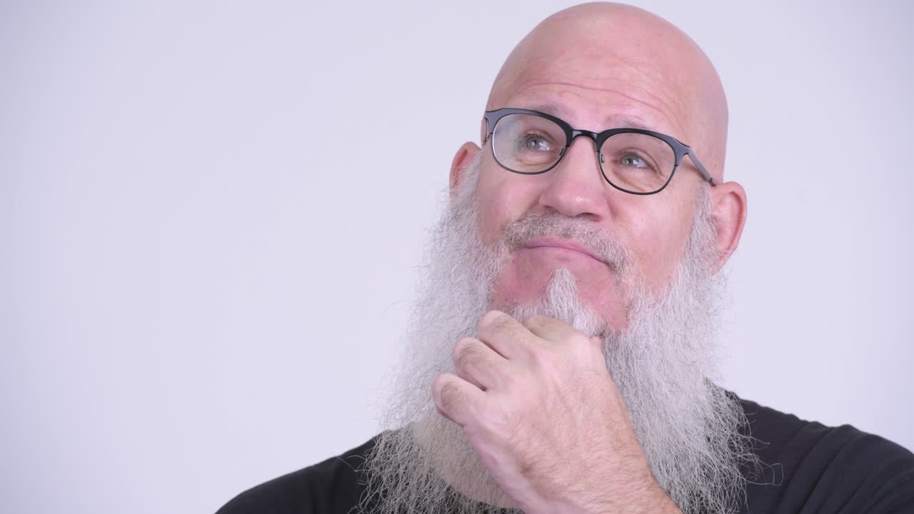 cara de feliz hombre calvo maduro con larga barba gris pensando