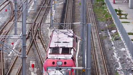 vista desde la parte superior de un tren que viene desde la parte superior-media hasta la parte inferior del marco, pasando por la estación de tren de bang sue en bangkok, tailandia