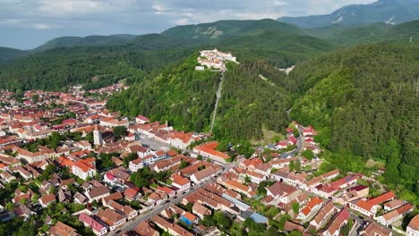 imágenes de drones de la fortaleza de rasnov desde rumania en un día soleado