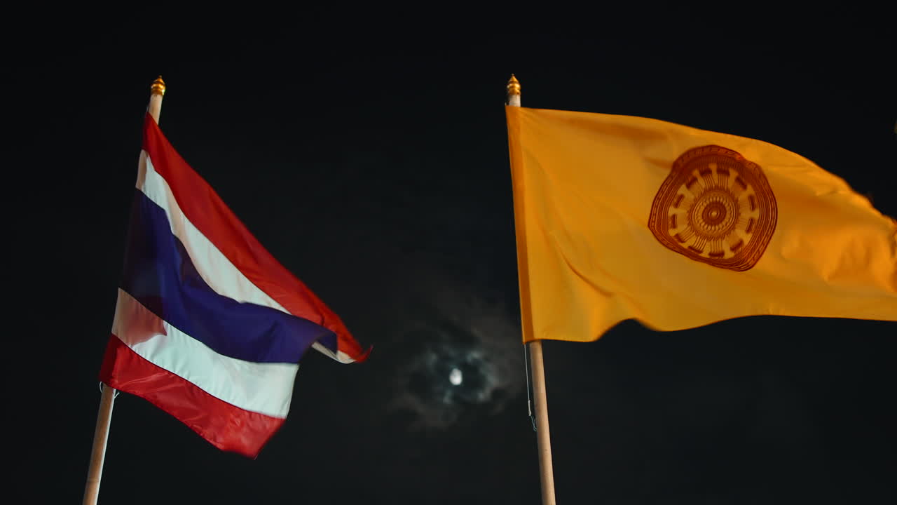 Bandiere della Thailandia e del Buddhismo di notte
