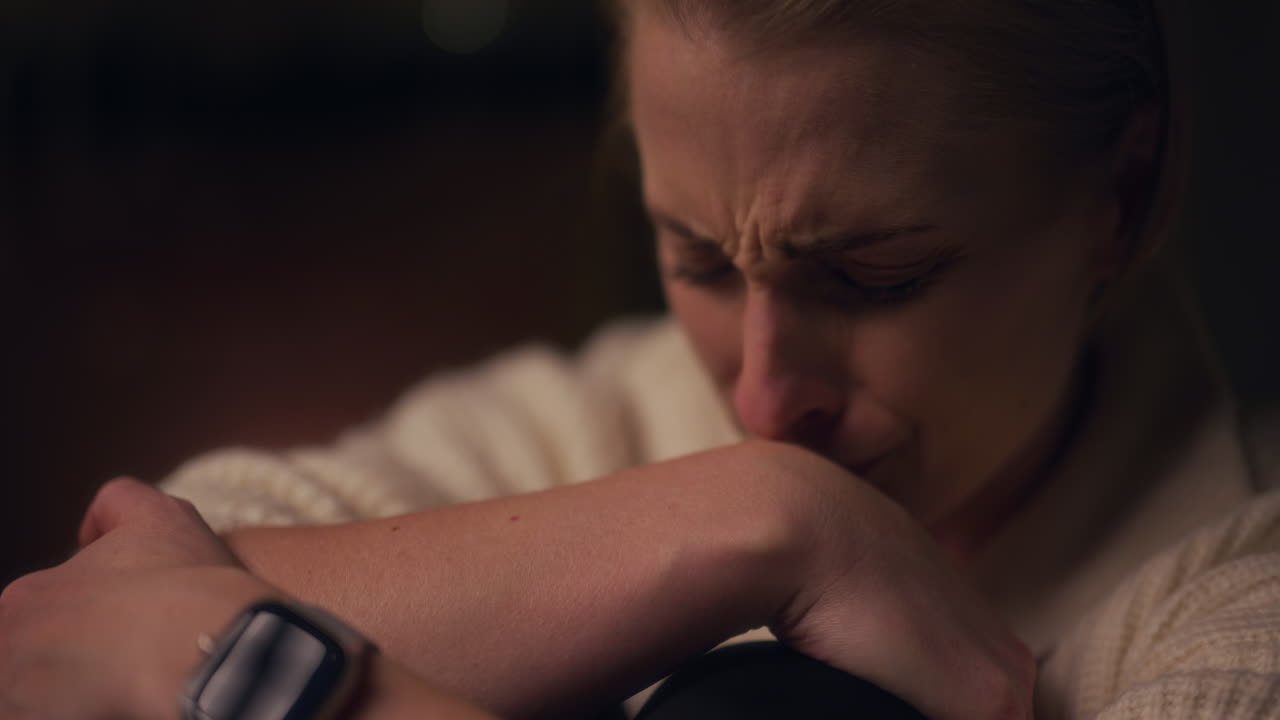 una mujer triste llorando con depresión por la noche