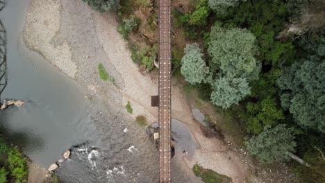 Vista-Aérea-Del-Sistema-Ferroviario-De-Trenes-De-Vapor-Gippsland-Sobre-El-Río-Thompson