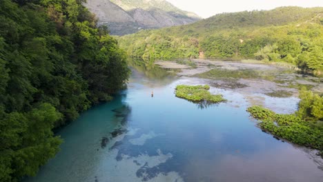 fuente cárstica única de agua que brota del suelo llamada el ojo azul o syri i kalter