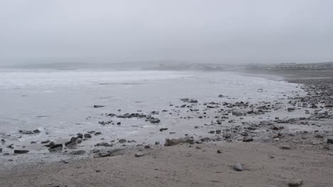 playa empañada golpeada por las olas durante la tormenta