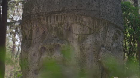 Eine-Alte,-In-Stein-Gemeißelte-Maya-Statue,-Die-In-Einem-Tropischen-Regenwalddschungel-Gefunden-Wurde