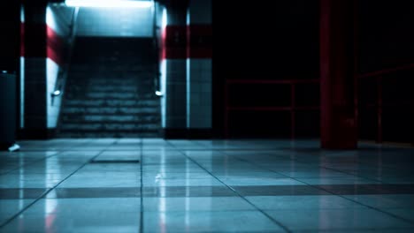 estación de metro vacía durante la pandemia de coronavirus covid-19