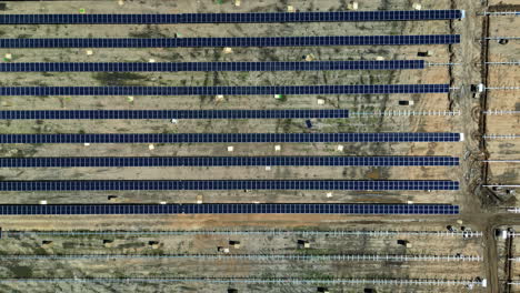 Von-Oben-Aufgenommene-Drohne-über-Einer-Baustelle-Eines-Solarparks,-Sonniger-Sommertag