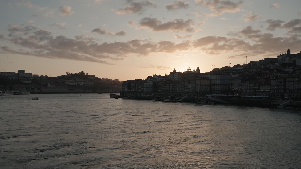 Tramonto sul fiume Douro con la silhouette degli edifici storici di Porto, Portogallo