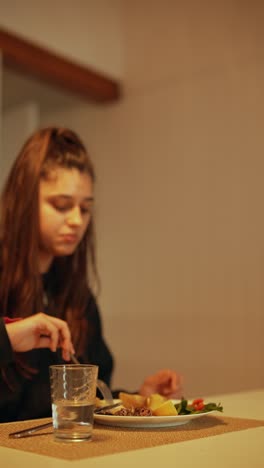 una mujer joven almorzando.